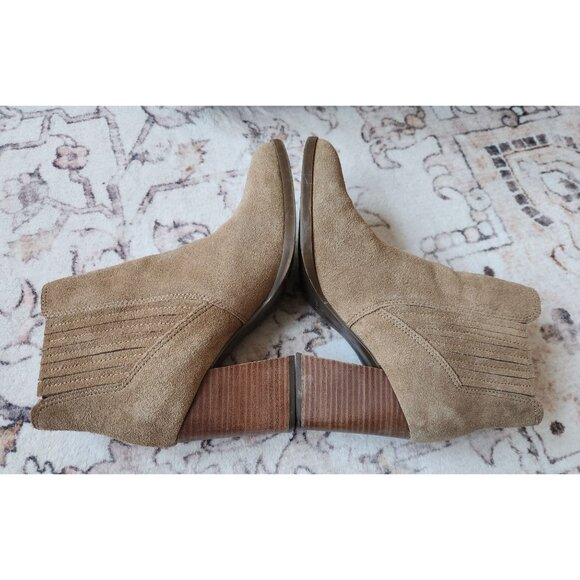 Marc Fisher Women's Sz. 9.5 Tan Suede Alva Heeled Pointed Toe Ankle Booties - Picture 4 of 7